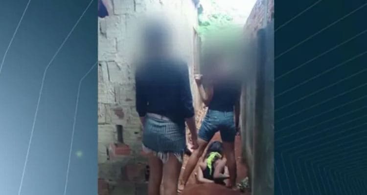 [Watch Video] 3 garotas batendo em uma com madeira Portal Zacarias